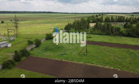 Umspannwerk - Netz von Hochspannungsleitungen und Drähten. Energieübertragung über große Reichweite. Luftaufnahme von oben nach unten. Stockfoto