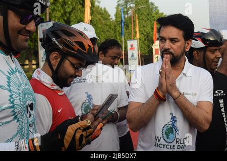 Indien. 3.. Juni 2022. Der Unionsminister für Jugend und Sport Anurag Thakur begrüßt Radfahrer während eines Programms zum Weltfahrradtag 2022 im Major Dhyanchand National Stadium in Neu-Delhi. (Bild: © Kabir Jhangiani/Pacific Press via ZUMA Press Wire) Stockfoto