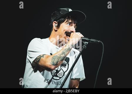 ZÜRICH, HALLENSTADION, OKTOBER 5. 2016: Anthony Kiedis, Sänger der amerikanischen Funk-Rockband Red Hot Chili Peppers, tritt live auf der Bühne für die Schweizer Etappe der „Getaway World Tour“ auf Stockfoto