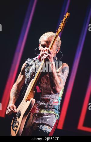 ZÜRICH, HALLENSTADION, 5. 2016. OKTOBER: Floh, Bassist der amerikanischen Funk-Rockband Red Hot Chili Peppers, live auf der Bühne für die Schweizer Etappe der „Getaway World Tour“ Stockfoto