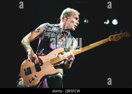 ZÜRICH, HALLENSTADION, 5. 2016. OKTOBER: Floh, Bassist der amerikanischen Funk-Rockband Red Hot Chili Peppers, live auf der Bühne für die Schweizer Etappe der „Getaway World Tour“ Stockfoto