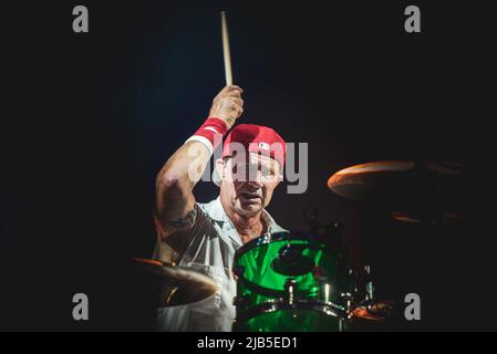 ZÜRICH, HALLENSTADION, 5. 2016. OKTOBER: Chad Smith, Schlagzeuger der amerikanischen Funk-Rockband Red Hot Chili Peppers, tritt live auf der Bühne für die Schweizer Etappe der „Getaway World Tour“ auf Stockfoto