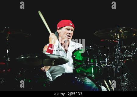 ZÜRICH, HALLENSTADION, 5. 2016. OKTOBER: Chad Smith, Schlagzeuger der amerikanischen Funk-Rockband Red Hot Chili Peppers, tritt live auf der Bühne für die Schweizer Etappe der „Getaway World Tour“ auf Stockfoto