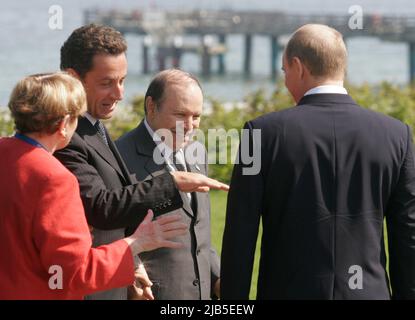 ARCHIVFOTO: Vor 15 Jahren, am 8. Juni 2007, begann der Gipfel G8 in Heiligendamm, der russische Präsident Wladimir PUTIN (rechts) im Gespräch mit dem algerischen Präsidenten Abdelaziz BOUTEFLIKA (mitte) und dem französischen Präsidenten Nicolas SARKOZY, Offizielles Familienfoto des Staats- und Regierungschefs der G8 teilnehmenden Staaten und der Outreach States from Africa G8-Gipfel in Heiligendamm, 8.. Juni 2007. Stockfoto