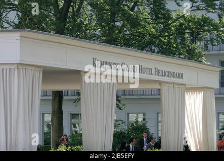 ARCHIVFOTO: Vor 15 Jahren, am 8. Juni 2007, begann der Gipfel G8 in Heiligendamm, General, dem Treffpunkt in Heiligendamm, dem Kempinski Grand Hotel, Bundeskanzlerin Angela Merkel begrüßte die Staats- und Regierungschefs vor der ersten Arbeitssitzung des Gipfels G8 in Heiligendamm, 1.. Juni 2007. Stockfoto