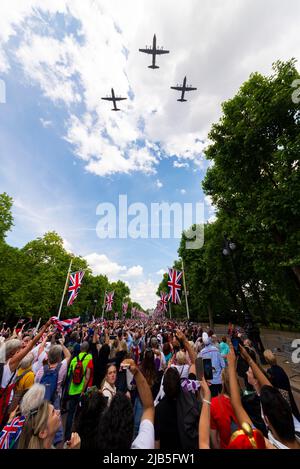 Platinum Jubilee Queen's Birthday-Flipper nach Trooping The Color 2022. RAF Lockheed C-130J Hercules Flugzeuge über der Mall, London, Großbritannien Stockfoto