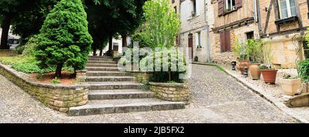 Littel Park mit Treppen und Häusern in der Region Bergerac Dordogne im Südwesten Frankreichs Stockfoto