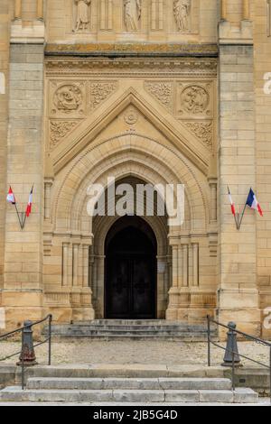 Eingang der Kirche Notre Dame in der Region Bergerac Dordogne im Südwesten Frankreichs Stockfoto