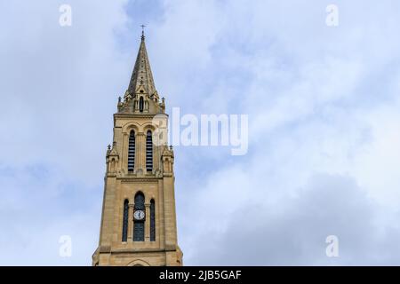 Kirchturm Notre Dame gegen blauen Himmel in der Region Bergerac Dordogne im Südwesten Frankreichs Stockfoto