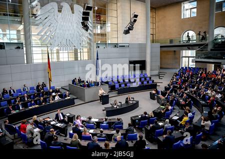 Berlin, Deutschland. 03.. Juni 2022. Die Abgeordneten treffen sich im Deutschen Bundestag. Kredit: Britta Pedersen/dpa/Alamy Live Nachrichten Stockfoto