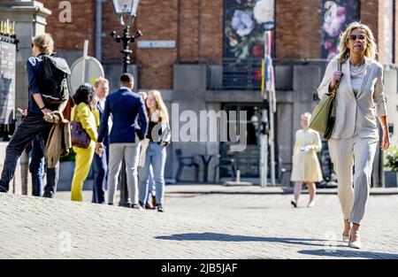 Den Haag, Niederlande. 3.. Juni 2022. 2022-06-03 10:09:13 DEN HAAG - Verteidigungsminister Kajsa Ollongren bei der Ankunft am Binnenhof für den wöchentlichen Ministerrat. ANP ROBIN UTRECHT netherlands Out - belgium Out Credit: ANP/Alamy Live News Credit: ANP/Alamy Live News Credit: ANP/Alamy Live News Stockfoto