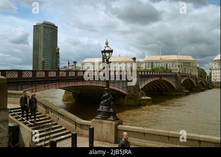 LondonUK - 29. Mai 2022: Blick über die braune / farbige Themse und die Lambeth-Brücke und den millbank-Turm an sonnigen Tagen mit Wolken Stockfoto