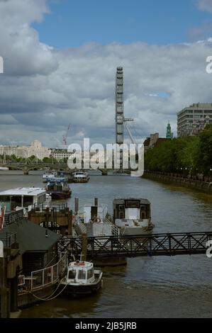 LondonUK - 29. Mai 2022: Blick auf die themse london über Boote in Richtung london Eye Stockfoto