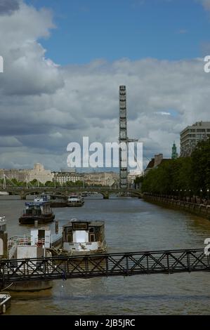 LondonUK - 29. Mai 2022:Blick auf die themse london über Boote in Richtung london Eye Stockfoto