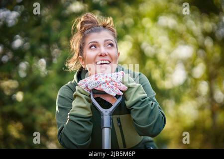 Bild einer Frau, die im Garten mit Werkzeugen arbeitet Stockfoto