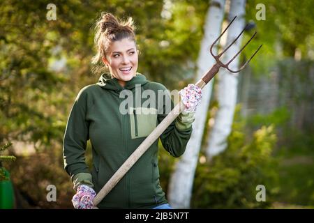 Bild einer Frau, die im Garten mit Werkzeugen arbeitet Stockfoto