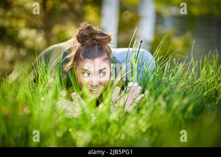 Bild einer Frau, die im Garten mit Werkzeugen arbeitet Stockfoto