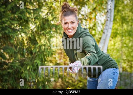 Bild einer Frau, die im Garten mit Werkzeugen arbeitet Stockfoto