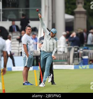 St. Johns Wood, Großbritannien. 03.. Juni 2022. Joe Root aus England erwärmt sich am 2. Tag des ersten LV Insurance Test-Spiels zwischen England und Neuseeland am 3. Juni 2022 auf dem Lords Cricket Ground, St. Johns Wood, Großbritannien. Foto von Ken Sparks. Nur zur redaktionellen Verwendung, Lizenz für kommerzielle Nutzung erforderlich. Keine Verwendung bei Wetten, Spielen oder Veröffentlichungen einzelner Clubs/Vereine/Spieler. Kredit: UK Sports Pics Ltd/Alamy Live Nachrichten Stockfoto