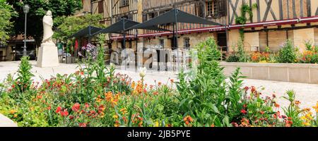 Bergerac Frankreich - 28. April 2022: Blick auf die alte Statue von Cyrano in den Straßen der Region Bergerac Dordogne im Südwesten Frankreichs Stockfoto