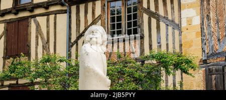 Bergerac Frankreich - 28. April 2022: Blick auf die Statue von Cyrano in den Straßen der Region Bergerac Dordogne im Südwesten Frankreichs Stockfoto