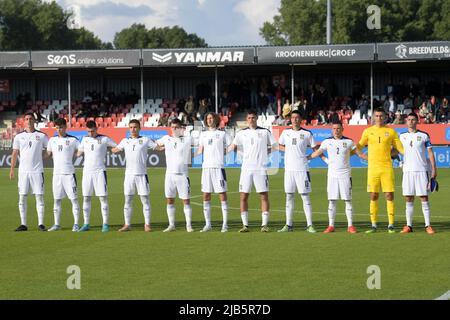 ALMERE - (lr) Marko Lazetic von Serbien U19 , Nikola Mituljikic von Serbien U19 , Nikola Stankovic von Serbien U19 , Nikola Knezevic von Serbien U19 , Nemanja Krsmanovic von Serbien U19 , Dorde Gordic von Serbien U19, Andrej Duric von Serbien U19 , Mihajlo Ilic oder Serbien U19 , Uros Lazic aus Serbien U19 , Serbien U19 Torwart Ognjen Lukic, Nikola Petkovic aus Serbien U19 während des UEFA Europameisterschafts-Qualifikationsspiel zwischen den Niederlanden U19 und Serbien U19 im Yanmar-Stadion am 1. Juni 2022 in Almere, Niederlande. ANP | NIEDERLÄNDISCHE HÖHE | GERRIT AUS KÖLN Stockfoto