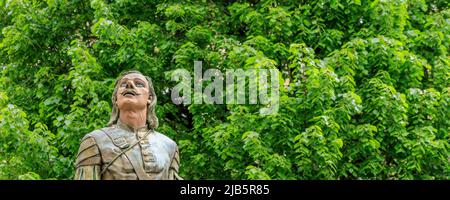 Bergerac Frankreich - 28. April 2022: Blick auf die Statue von Cyrano in den Straßen der Region Bergerac Dordogne im Südwesten Frankreichs Stockfoto