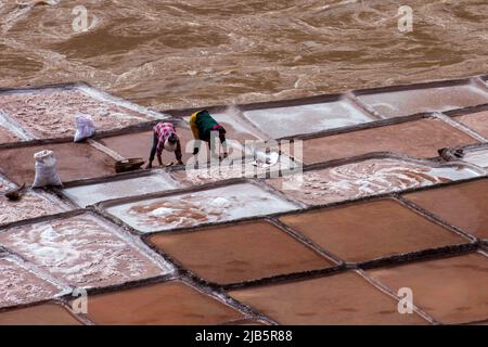 Qamdo, Chinas autonome Region Tibet. 26.. Mai 2022. Dorfbewohner arbeiten in den Salzpfannen der Gemeinde Naxi im Bezirk Mangkam, Qamdo, südwestlich der Autonomen Region Tibet, 26. Mai 2022. Die Bewohner des Mangkam County folgen einer traditionellen Salzgewinnungsmethode, indem sie Solen aus Salzminen und Teichen sammeln und in der Sonne verdampfen, bis sie kristallisieren. Quelle: Chen Shangcai/Xinhua/Alamy Live News Stockfoto