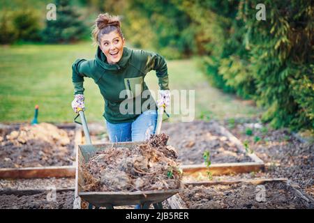 Bild einer Frau, die im Garten mit Werkzeugen arbeitet Stockfoto