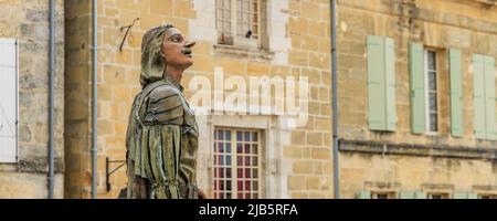 Bergerac Frankreich - 28. April 2022: Blick auf die Statue von Cyrano in den Straßen der Region Bergerac Dordogne im Südwesten Frankreichs Stockfoto