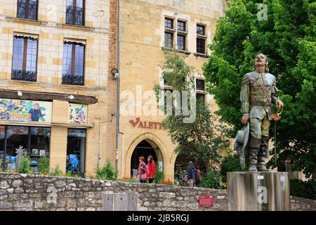 Bergerac Frankreich - 28. April 2022: Blick auf die Statue von Cyrano in den Straßen der Region Bergerac Dordogne im Südwesten Frankreichs Stockfoto