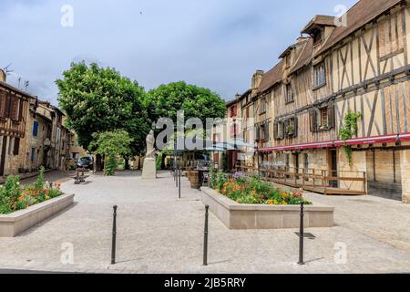 Bergerac Frankreich - 28. April 2022: Blick auf die alte Statue von Cyrano in den Straßen der Region Bergerac Dordogne im Südwesten Frankreichs Stockfoto