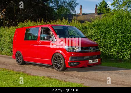 2018 roter VW Volkswagen Transporter T32 H-LN TDI kommt im Worden Park Motor Village zum Leyland Festival in Großbritannien an Stockfoto