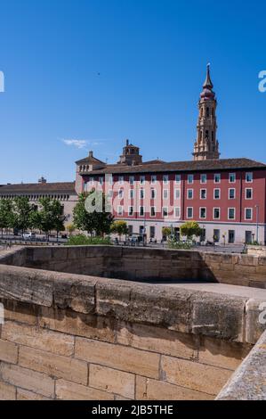 Blick auf den Turm der Kathedrale von La Seo von der Steinbrücke in Zaragoza, Spanien Stockfoto