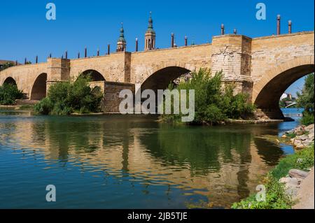 Steinbrücke (Puente de Piedra) und Kathedrale-Basilika unserer Lieben Frau von der Säule, eine römisch-katholische Kirche in der Stadt Zaragoza, Aragon, Spanien Stockfoto
