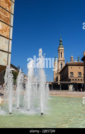 Blick auf die Kathedrale von El Pilar vom Platz La Seo in Zaragoza, Aragon, Spanien Stockfoto