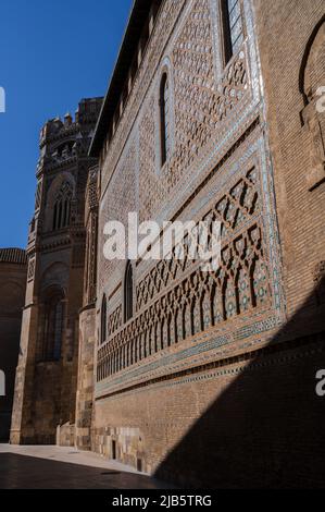 Wand der Parroquieta de La Seo. Mudejar Architektur von Aragon. Die Kathedrale des Erlösers oder La Seo de Zaragoza ist eine römisch-katholische Kathedrale Stockfoto