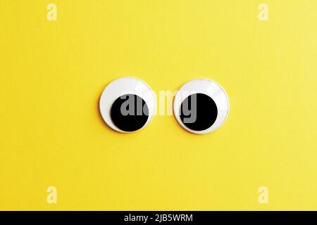 Schöne Augen auf gelbem Hintergrund Stockfoto