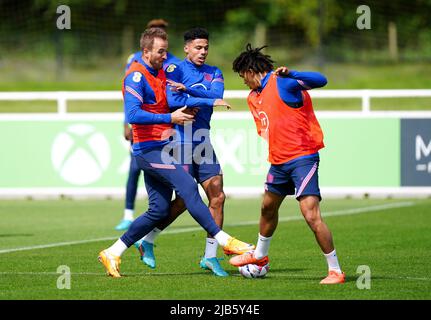 Englands Harry Kane (links), James Justin (Mitte) und Trent Alexander-Arnold während einer Trainingseinheit im St. George's Park, Burton-upon-Trent. Bilddatum: Freitag, 3. Juni 2022. Stockfoto