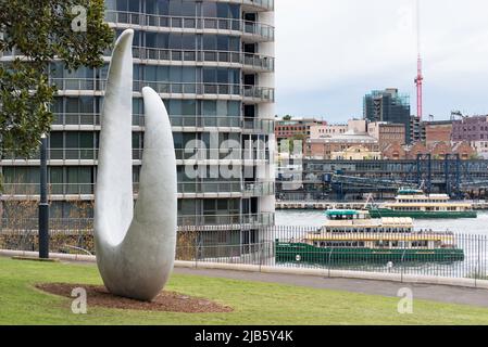 Juni 2022 Sydney, Australien: Auf den Rasenflächen des Tarpeian Precinct auf der Landzunge mit Blick auf die Dubbagullee (Bennelong Point und das Sydney Opera House) wurde eine neue Skulptur enthüllt. Bara, eine 6,4 Meter hohe Marmorskulptur der Aborigine-Künstlerin Judy Watson, ist ein neues Hauptkunstwerk zur Feier der First Peoples of Sydney, der traditionellen Hüter des Gadigal Country. Bara ist eine Darstellung von Muschelhaken, die von Jahrhunderten einheimischer Frauen verwendet wurden, um Fische im Hafen zu fangen. Stockfoto