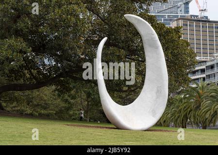 Juni 2022 Sydney, Australien: Auf den Rasenflächen des Tarpeian Precinct auf der Landzunge mit Blick auf die Dubbagullee (Bennelong Point und das Sydney Opera House) wurde eine neue Skulptur enthüllt. Bara, eine 6,4 Meter hohe Marmorskulptur der Aborigine-Künstlerin Judy Watson, ist ein neues Hauptkunstwerk zur Feier der First Peoples of Sydney, der traditionellen Hüter des Gadigal Country. Bara ist eine Darstellung von Muschelhaken, die von Jahrhunderten einheimischer Frauen verwendet wurden, um Fische im Hafen zu fangen. Stockfoto