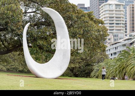 Juni 2022 Sydney, Australien: Auf den Rasenflächen des Tarpeian Precinct auf der Landzunge mit Blick auf die Dubbagullee (Bennelong Point und das Sydney Opera House) wurde eine neue Skulptur enthüllt. Bara, eine 6,4 Meter hohe Marmorskulptur der Aborigine-Künstlerin Judy Watson, ist ein neues Hauptkunstwerk zur Feier der First Peoples of Sydney, der traditionellen Hüter des Gadigal Country. Bara ist eine Darstellung von Muschelhaken, die von Jahrhunderten einheimischer Frauen verwendet wurden, um Fische im Hafen zu fangen. Stockfoto