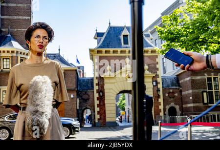 Den Haag, Niederlande. 3.. Juni 2022. 2022-06-03 10:21:06 DEN HAAG - Gunay Uslu, Staatssekretär für Kultur und Medien, bei der Ankunft am Binnenhof für den wöchentlichen Ministerrat. ANP ROBIN UTRECHT netherlands Out - belgium Out Credit: ANP/Alamy Live News Stockfoto