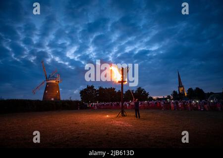 Thaxted, Großbritannien. 02.. Juni 2022. Thaxted Essex UK Platinum Jubilee Beacon Lighting Ceremony and Fireworks 2. Juni 2022 am späten Abend in Thaxted, als der Beacon, einer von 700 landesweit, beleuchtet wird, um das Platin-Jubiläum Ihrer Majestät Königin Elizabeth II zu feiern, 70 Jahre auf dem Thron im Schatten von John Webbs Windmühle aus dem 18.. Jahrhundert und die Thaxted Kirche aus dem 13.. Jahrhundert. Kredit: BRIAN HARRIS/Alamy Live Nachrichten Stockfoto