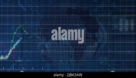 Abbildung von Finanzdaten und -Diagrammen über dem rotierenden Globus Stockfoto