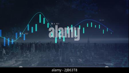 Zusammengesetztes Bild der statistischen Datenverarbeitung gegen Luftaufnahme des Stadtbildes bei Nacht Stockfoto