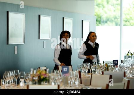 Ein Blick auf die Derby-Suite am Ladies Day während des Cazoo Derby Festival 2022 auf der Epsom Racecourse, Surrey. Bilddatum: Freitag, 3. Juni 2022. Stockfoto