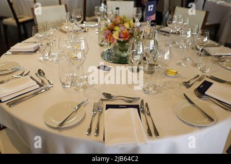 Ein Blick auf das Restaurant von Kaz Roux am Ladies Day während des Cazoo Derby Festivals 2022 auf der Epsom Racecourse, Surrey. Bilddatum: Freitag, 3. Juni 2022. Stockfoto