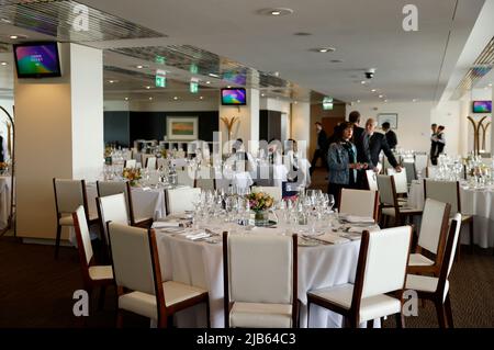 Ein Blick auf das Restaurant von Kaz Roux am Ladies Day während des Cazoo Derby Festivals 2022 auf der Epsom Racecourse, Surrey. Bilddatum: Freitag, 3. Juni 2022. Stockfoto