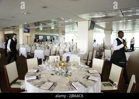 Ein Blick auf das Restaurant von Kaz Roux am Ladies Day während des Cazoo Derby Festivals 2022 auf der Epsom Racecourse, Surrey. Bilddatum: Freitag, 3. Juni 2022. Stockfoto